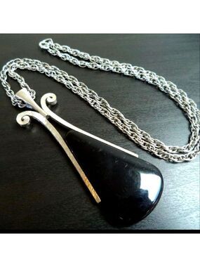 AVON LONG BLACK PENDANT NECKLACE EUC
